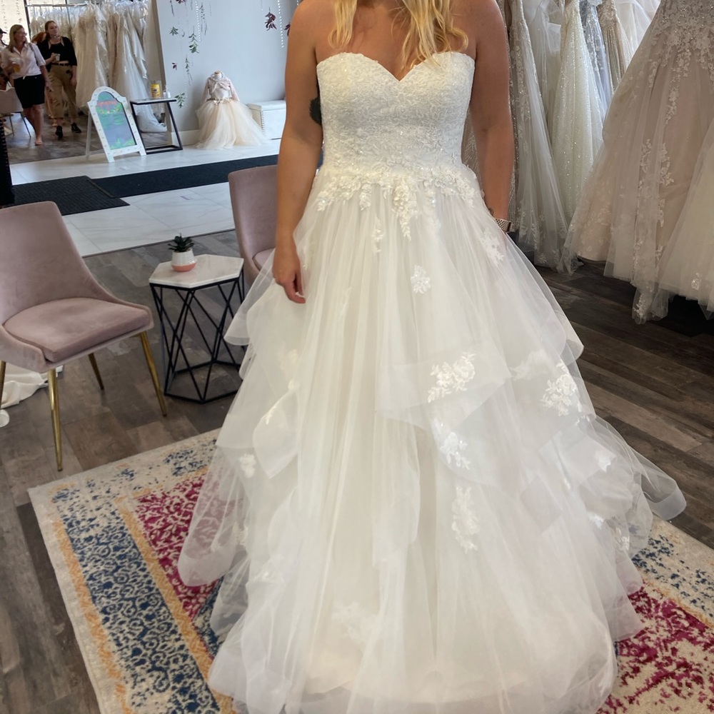 Gorgeous never worn Stella York Wedding Dress size 14 (street size 12)